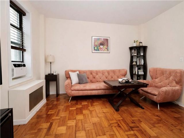 1 BR,  1.00 BTH &nbsp;Co-op style home in Midwood