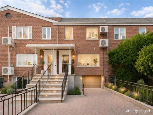  3 BR,  3.00 BTH &nbsp;Single family style home in Bensonhurst