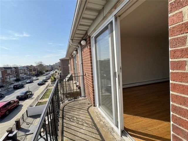 3 BR,  2.00 BTH &nbsp;Multi-family style home in Bensonhurst