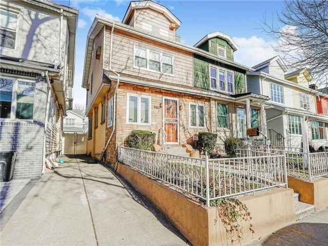  3 BR,  2.00 BTH &nbsp;Single family style home in Homecrest