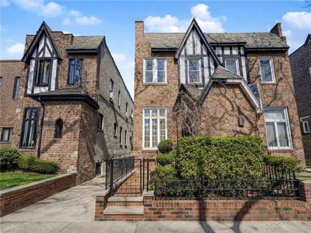  3 BR,  2.00 BTH &nbsp;Single family style home in Marine Park