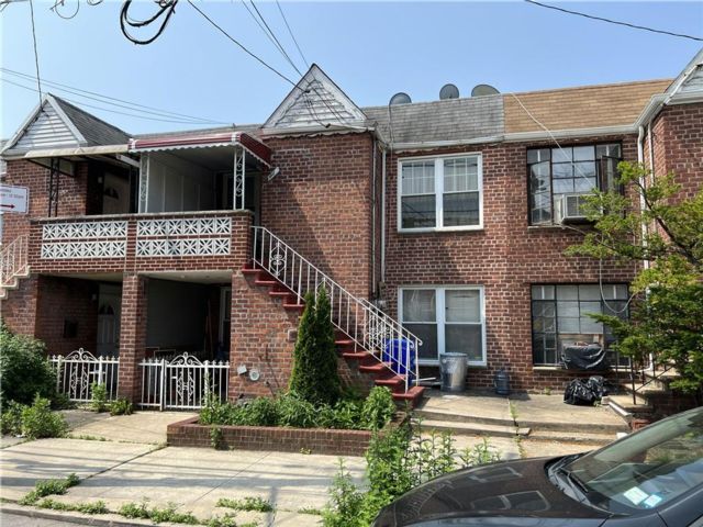  5 BR,  2.00 BTH &nbsp;Multi-family style home in Canarsie