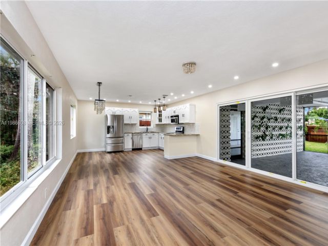 [Hollywood Real Estate, listing number 3334791]