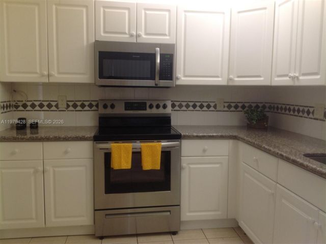  2 BR,  2.00 BTH &nbsp; style home in Weston