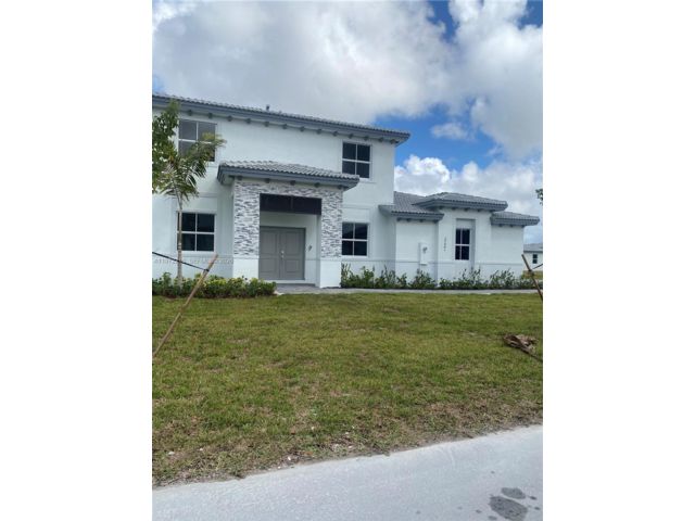  5 BR,  4.56 BTH &nbsp;European style home in Homestead