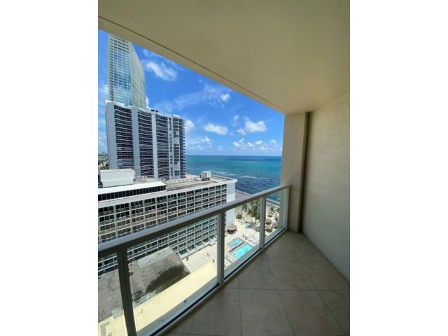  2 BR,  2.50 BTH &nbsp;Condo style home in Aventura