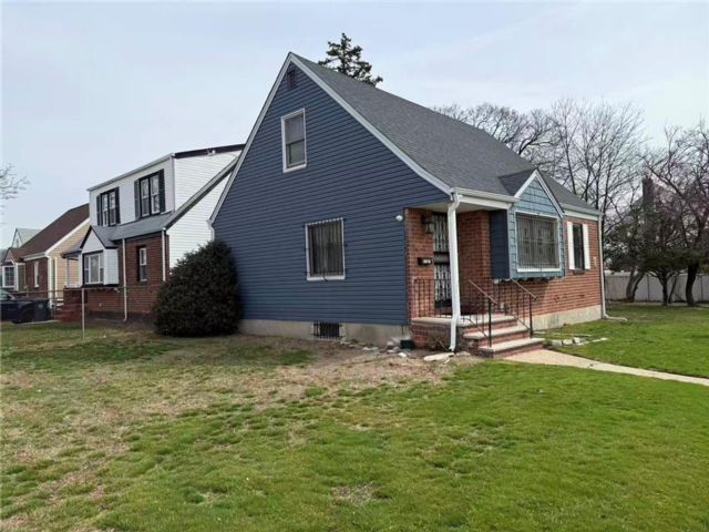 3 BR,  2.00 BTH &nbsp;Single family style home in Cambria Heights
