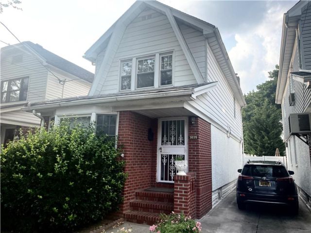  3 BR,  2.56 BTH &nbsp;Single family style home in Madison