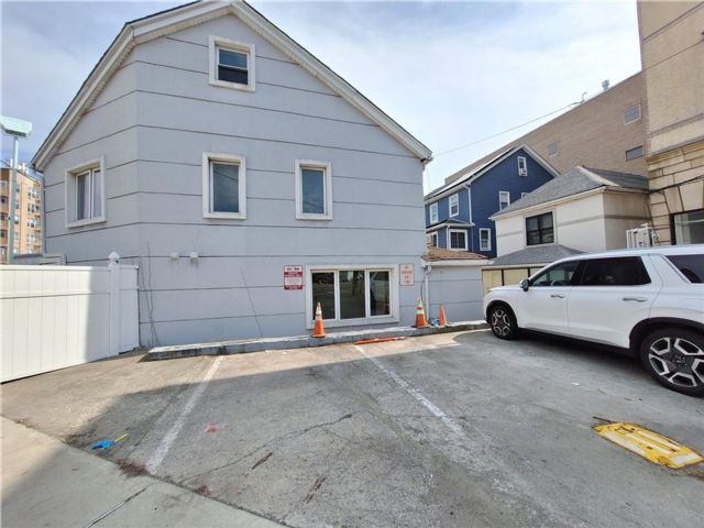  4 BR,  2.00 BTH &nbsp;Single family style home in Sheepshead Bay