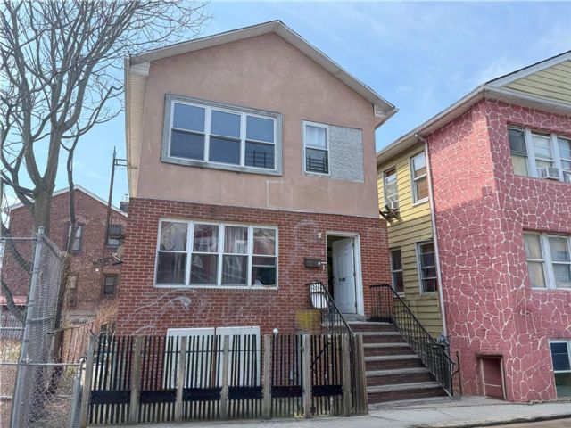  8 BR,  3.00 BTH &nbsp;Multi-family style home in Brighton Beach