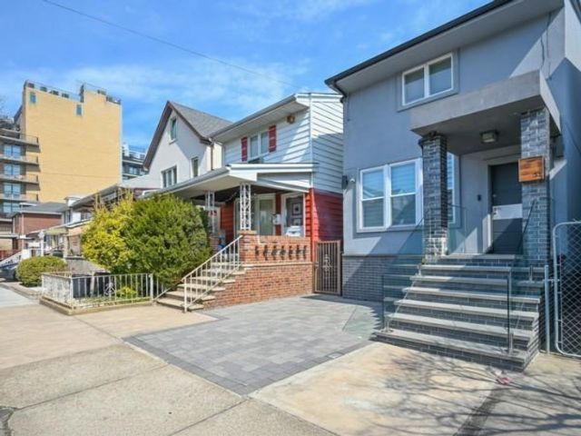 3 BR,  2.00 BTH &nbsp;Single family style home in Gravesend