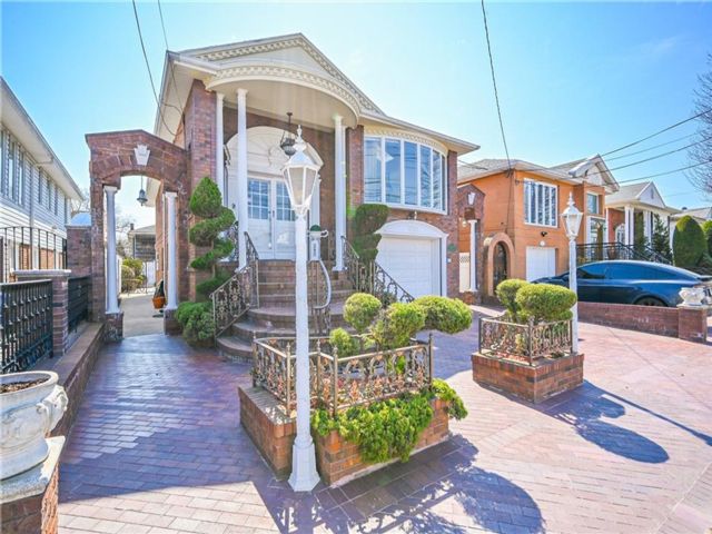  3 BR,  3.00 BTH &nbsp;Single family style home in Mill Basin