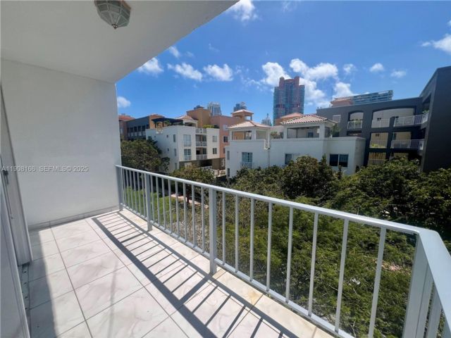  3 BR,  2.00 BTH &nbsp;Condo style home in Miami Beach
