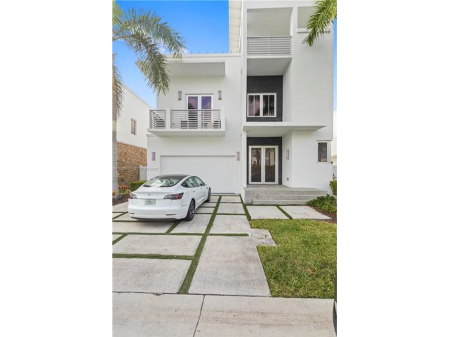  4 BR,  4.50 BTH &nbsp; style home in Miami