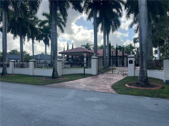  5 BR,  3.50 BTH &nbsp; style home in Miami