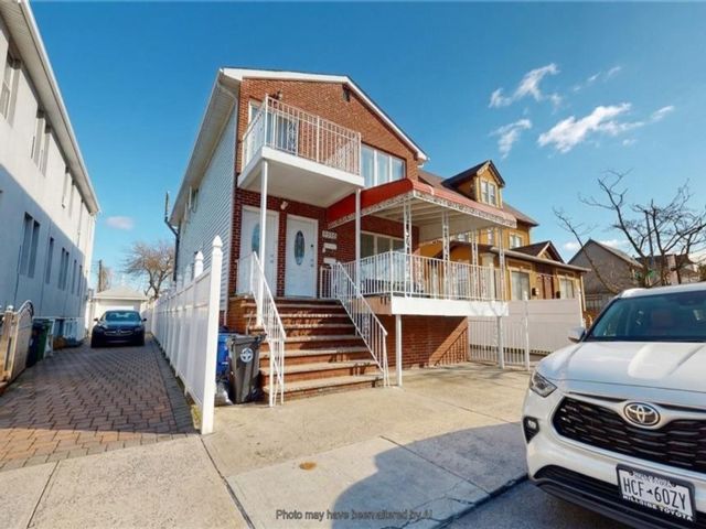  5 BR,  4.00 BTH &nbsp;Multi-family style home in Seagate