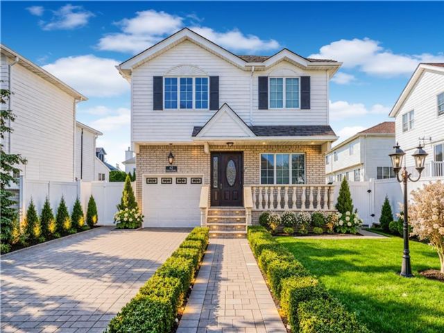  3 BR,  3.00 BTH &nbsp;Single family style home in Se Annandale