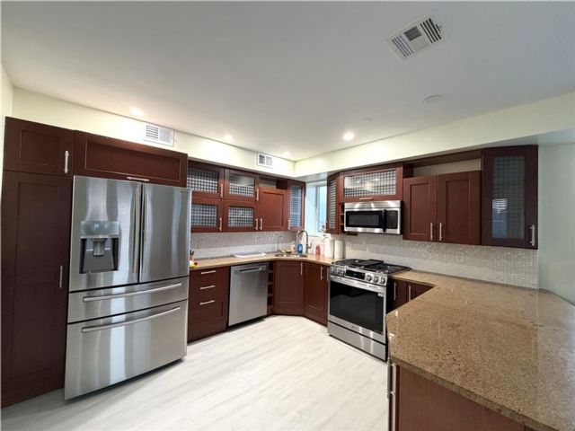  3 BR,  3.00 BTH &nbsp;Condominium style home in Brighton Beach