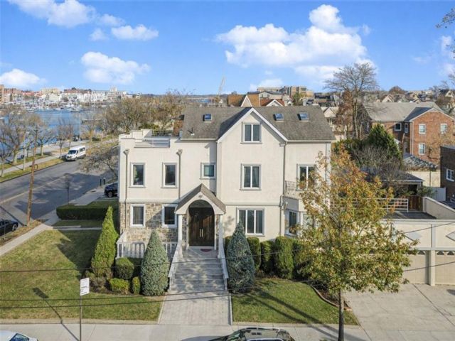  7 BR,  5.00 BTH &nbsp;Single family style home in Manhattan Beach