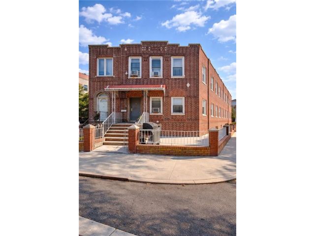  8 BR,  4.00 BTH &nbsp;Multi-family style home in Midwood