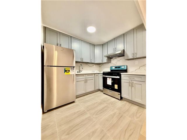  3 BR,  2.00 BTH &nbsp;Multi-family style home in Bath Beach