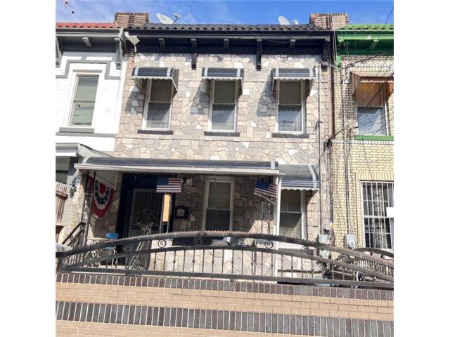  6 BR,  2.00 BTH &nbsp;Multi-family style home in Brownsville