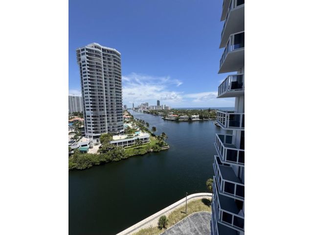  2 BR,  2.00 BTH &nbsp;Condo style home in Miami