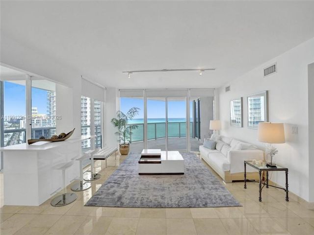  2 BR,  2.00 BTH &nbsp;Condo style home in Miami Beach