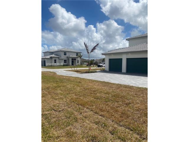  5 BR,  9.00 BTH &nbsp; style home in Homestead