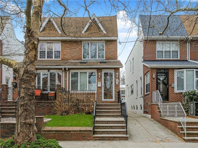  3 BR,  2.00 BTH &nbsp;Single family style home in Dyker Heights