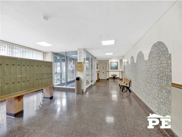  2 BR,  2.00 BTH &nbsp;Co-op style home in Howard Beach