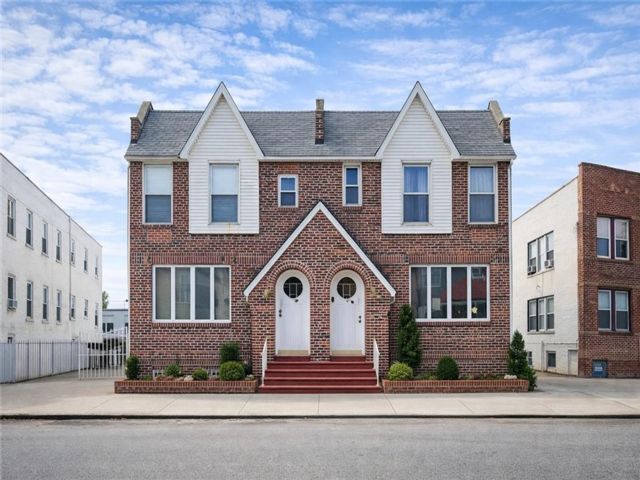  5 BR,  4.00 BTH &nbsp;Multi-family style home in Dyker Heights