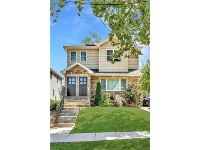  6 BR,  3.00 BTH &nbsp;Multi-family style home in Rosebank