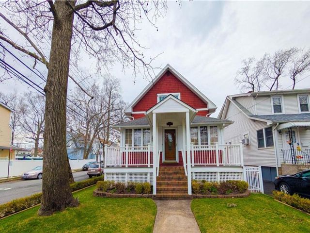  3 BR,  3.00 BTH &nbsp;Single family style home in Eltingville