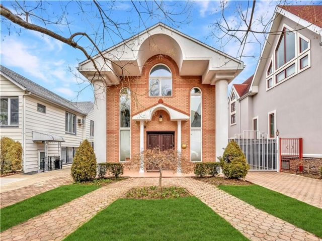  3 BR,  3.00 BTH &nbsp;Multi-family style home in Manhattan Beach