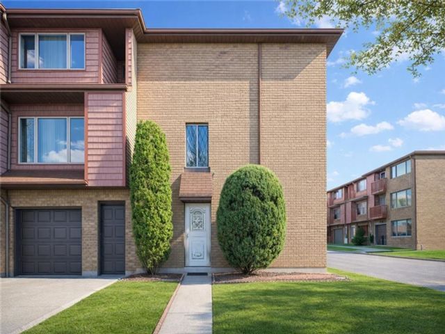  3 BR,  3.00 BTH &nbsp;Single family style home in Rosebank