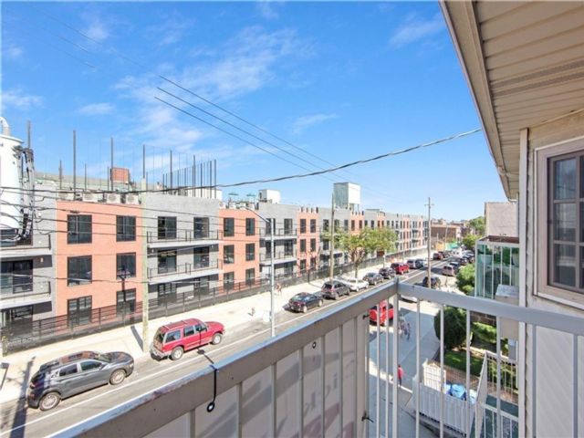  3 BR,  3.00 BTH &nbsp;Condominium style home in Boro-park