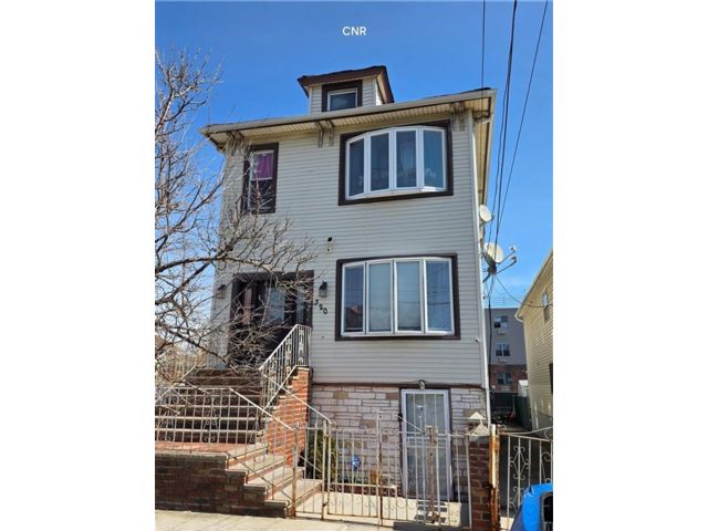  8 BR,  6.00 BTH &nbsp;Multi-family style home in Arverne