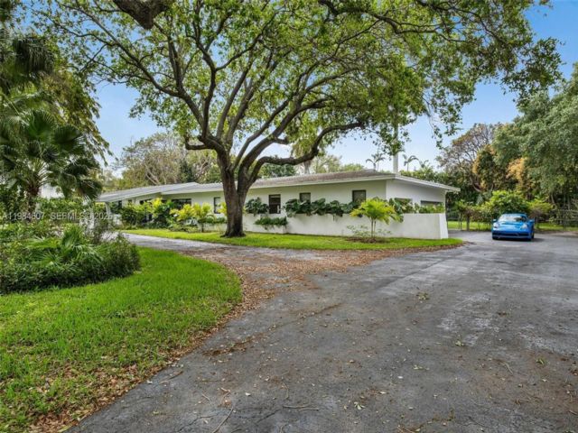  5 BR,  5.00 BTH &nbsp; style home in Pinecrest