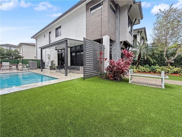  3 BR,  3.50 BTH &nbsp; style home in Medley