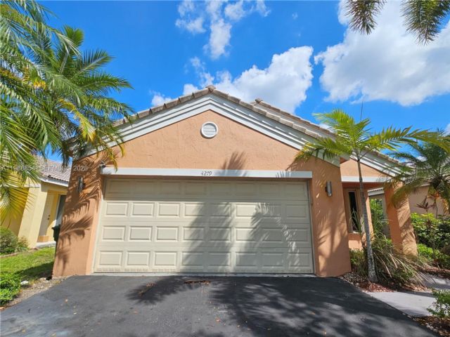  3 BR,  2.00 BTH &nbsp; style home in Weston