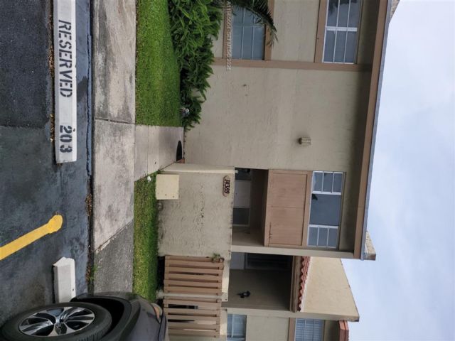 Studio,  0.00 BTH &nbsp;Townhouse style home in Miami