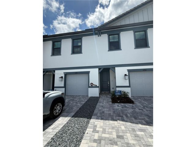 [Lantana Real Estate, listing number 3335395]