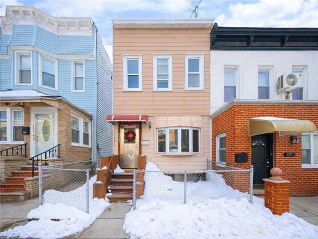  5 BR,  2.00 BTH &nbsp;Multi-family style home in Dyker Heights