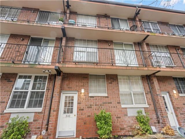  2 BR,  2.00 BTH &nbsp;Co-op style home in Bay Ridge