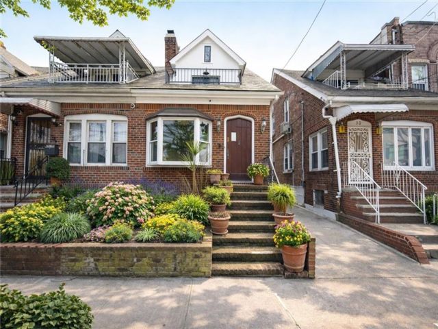  3 BR,  3.00 BTH &nbsp;Single family style home in Bay Ridge