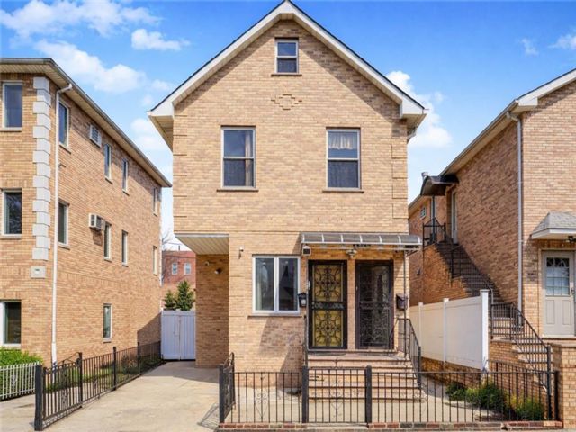  8 BR,  5.00 BTH &nbsp;Multi-family style home in Bensonhurst