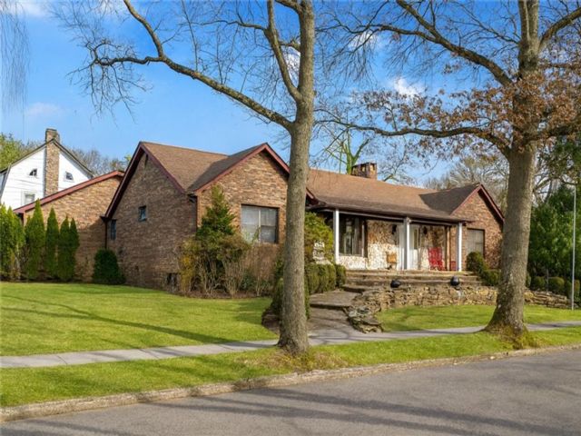  2 BR,  3.00 BTH &nbsp;Single family style home in Huguenot