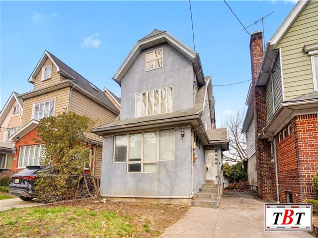 5 BR,  4.00 BTH &nbsp;Single family style home in Midwood