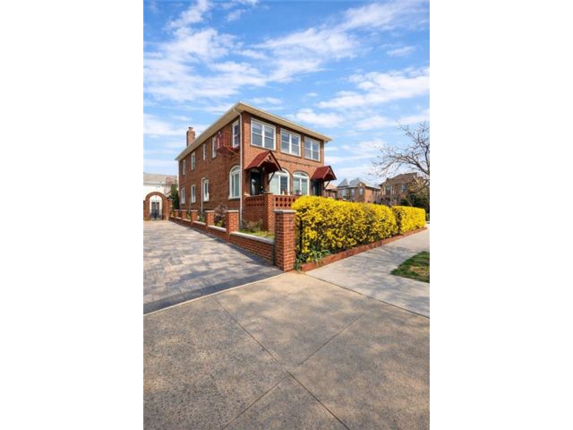  6 BR,  4.50 BTH &nbsp;Multi-family style home in Marine Park